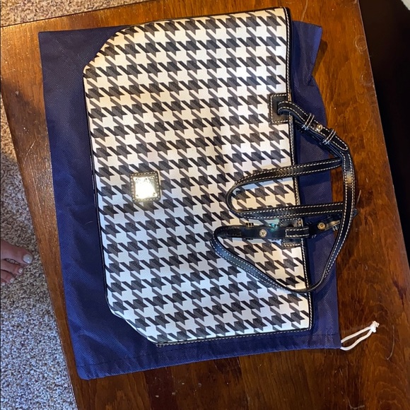 Dooney and Bourke purse - Picture 1 of 3